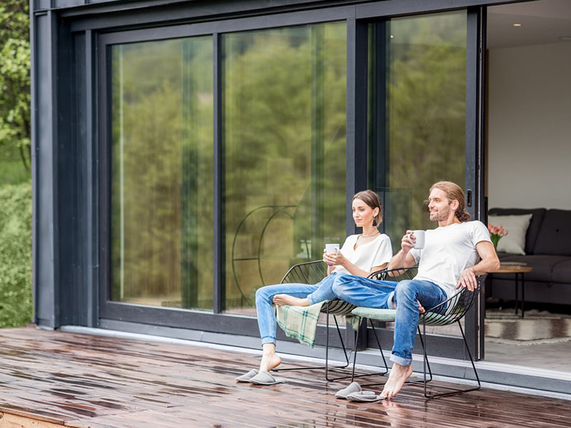 Photo d'illustration : deux personnes sur une terrasse