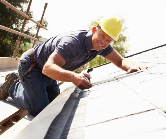 Photo d'illustration : un couvreur travaille sur un toit